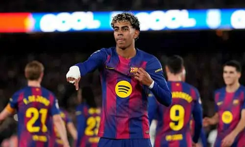 رافينيا يبدى إعجابه الشديد بهدف لامين يامال الرائع مع برشلونة